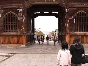 �k���猩���m����B���̐�ɒ��䏊�V���{��O�g����������B
